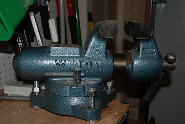Factors & Features To Consider When Buying a Bench Vise